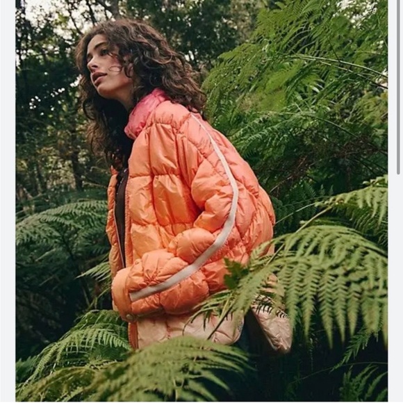 Free People Jackets & Blazers - FREE PEOPLE Scrunchy Glossy Printed
Pippa Packable Puffer Jacket Size small